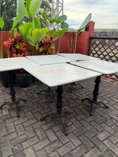 Mesa de Granito Branco e base de ferro