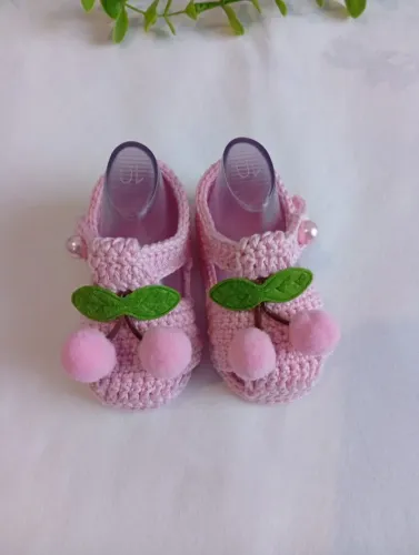 Sapatinho de bebê cereja