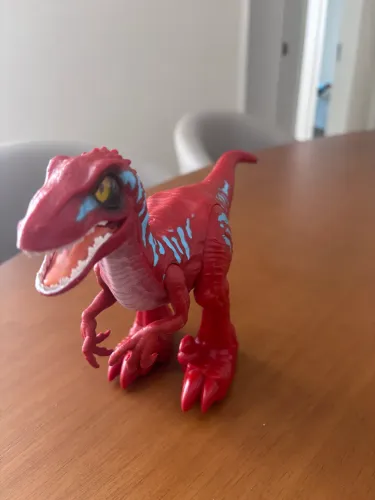 Dinossauro que anda  raptor Robô Alive Zuru 