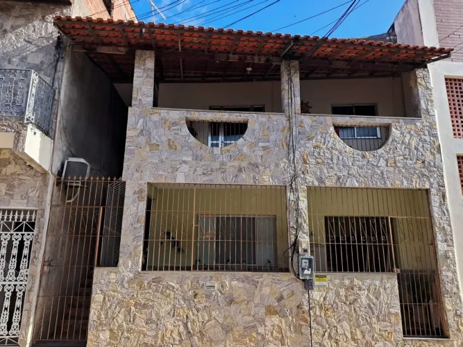 Alugo casa Centro ao lado da praça São João Batista