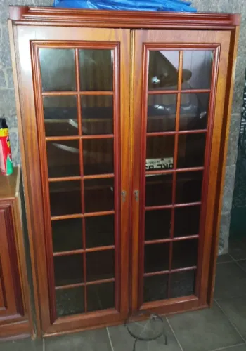 Estante de madeira maciça com portas de vidro