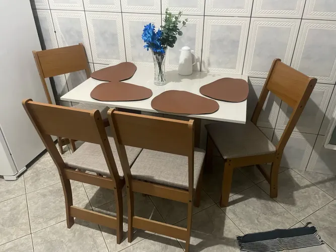 Jogo de mesa com 4 cadeiras