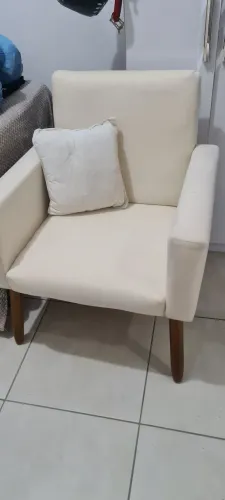 Poltrona para sala na cor creme