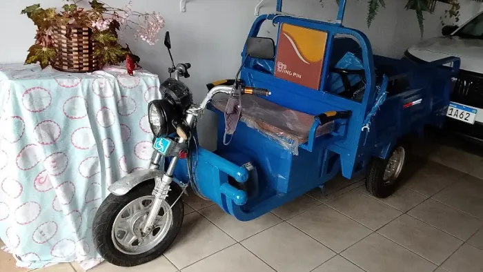 Triciclo elétrico com carroceria