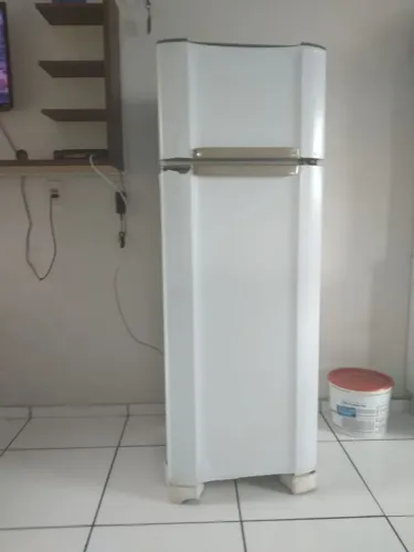 Vendo essa geladeira duplex bom estado observação falta o gás nela