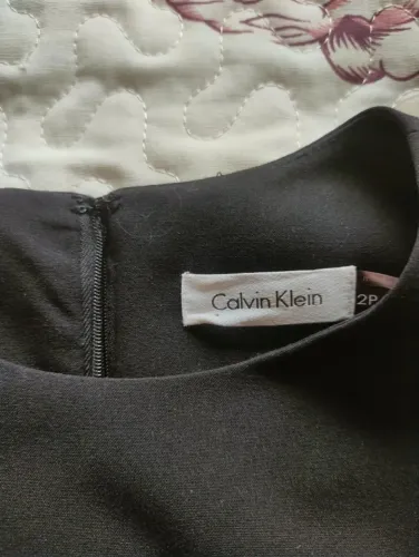 Lindo vestido da CK, tamanho 2P (equivalente ao 36), na cor preta, como novo