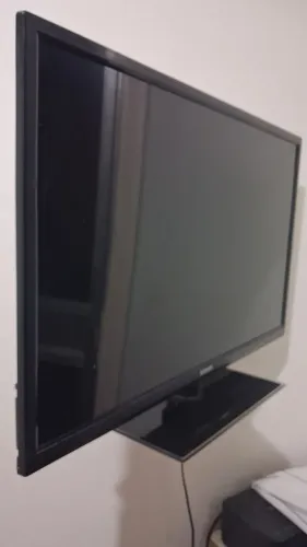 TV Semp 32" com defeito retirada metro arco verde