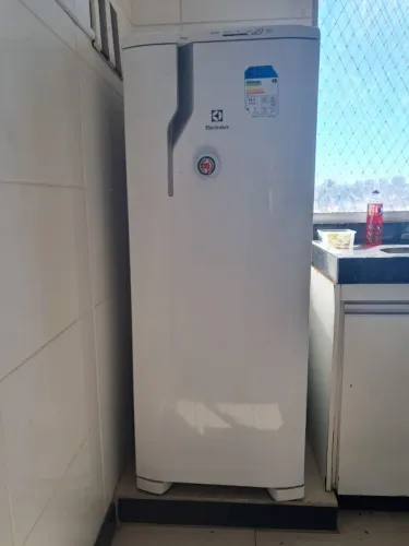 Vendo Geladeira 220 w Elerrolux