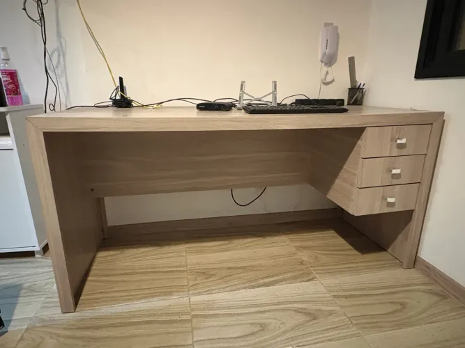 Escrivaninha Grande com Gaveteiro - Ideal para Home Office ou Estudos!
