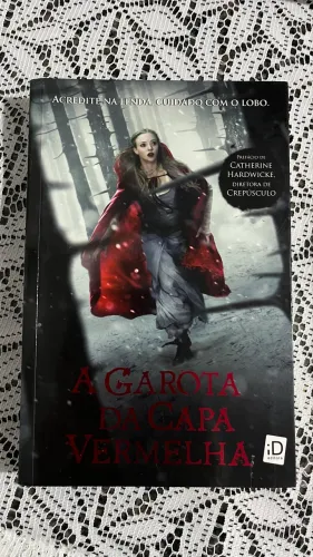 Livro A Garota da Capa Vermelha