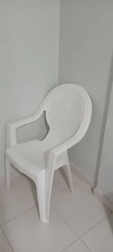 Cadeira PVC resistente 
