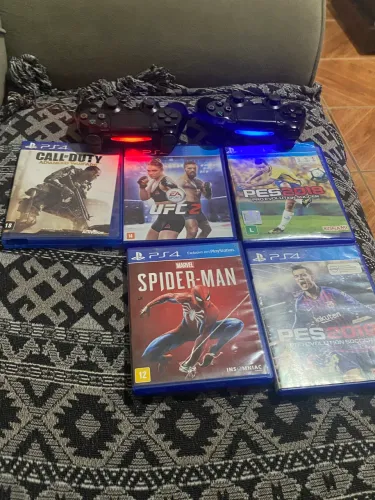 Vendo PlayStation 4 semi novo em ótimo estado com +2 controles originais
