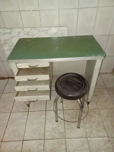 Mesinha de escritório industrial ferro ano70