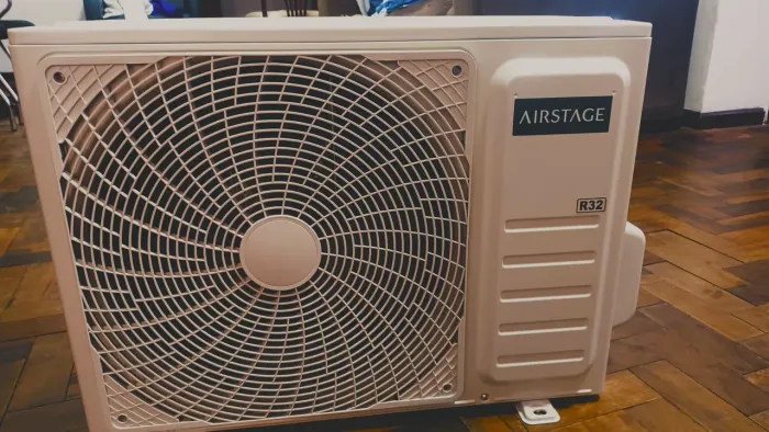 Unidade condensadora externa de um sistema de ar-condicionado do tipo Split.