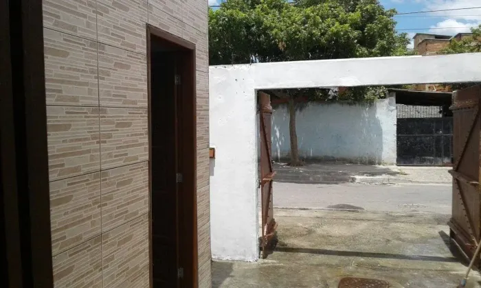 Aluga-se casa 2 quartos