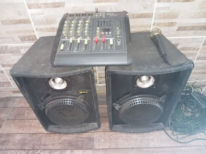 Vendo esse kit som incluindo 2 caixa de som montado mesa e 1 microfone ?