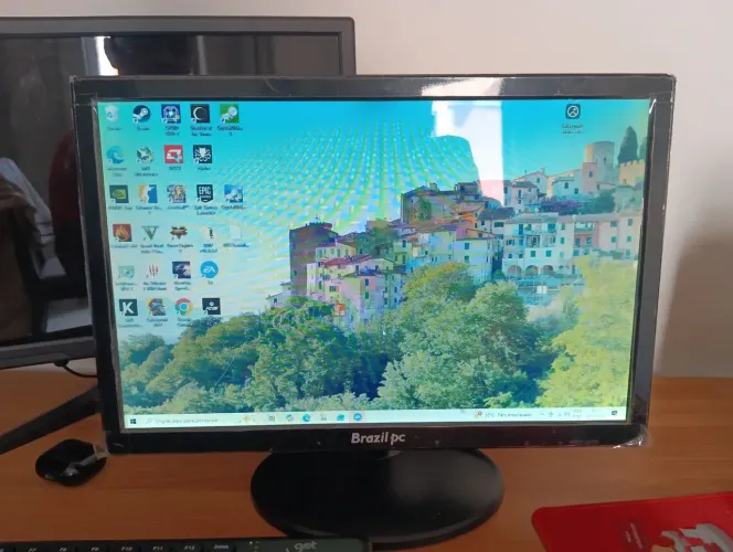 Monitor HDMI, possuí uma mancha na tela perceptível apenas em imagens escuras