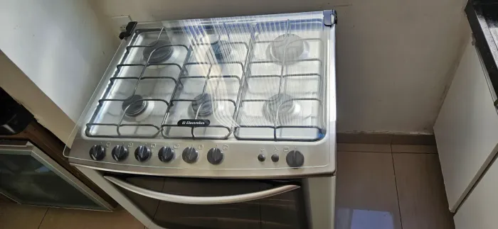Fogão Eletrolux de piso com 6 bocas