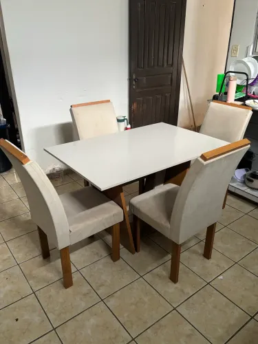Mesa de 4 lugares com cadeira estofadas