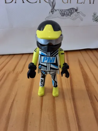 Boneco playmobil motocross com capacete e luvas