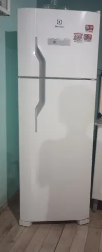Vende se geladeira