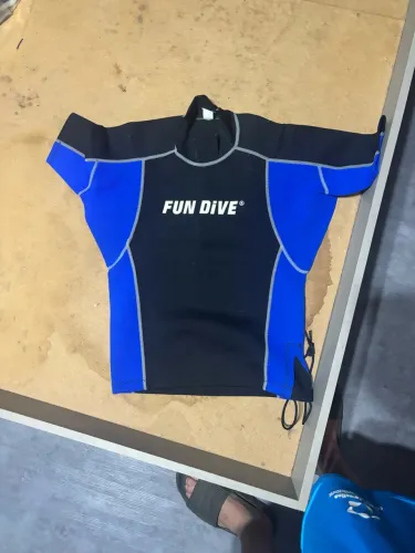 blusa de neoprene de manga curta da marca Fun Dive