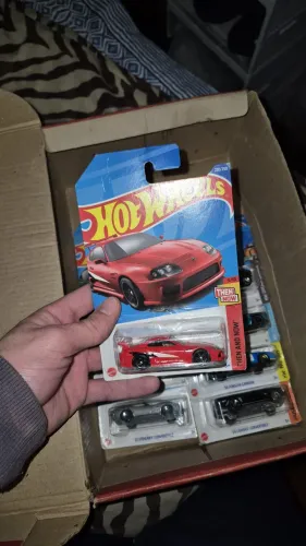 Hot Wheels Toyota Supra Vermelho - Série Then and Now (Lacrado) - Para Colecionadores