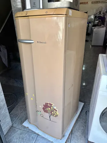 GELADEIRA ELECTROLUX 260 LITROS