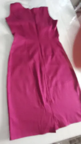 Um vestido tubinho vinho tamanho pp usado