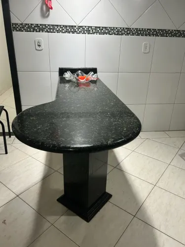 Mesa de Mármore com 06 cadeiras 
