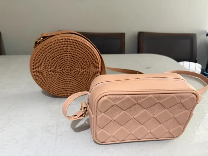 2 bolsas transversais em material sintético