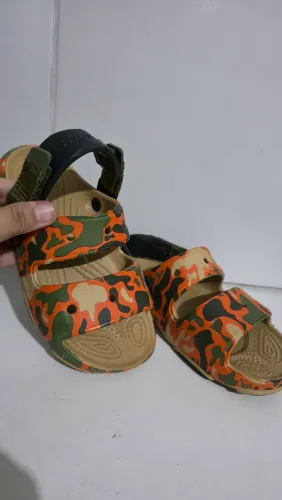 Sandália crocs j1 calça 31 nova só usou 1x