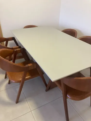 Mesa de jantar (somente a mesa)