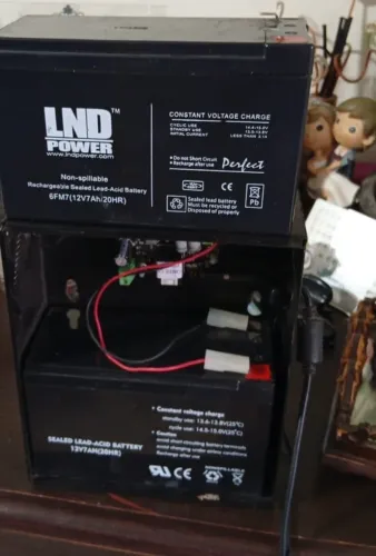 Vendo bateria e carregador de moto 