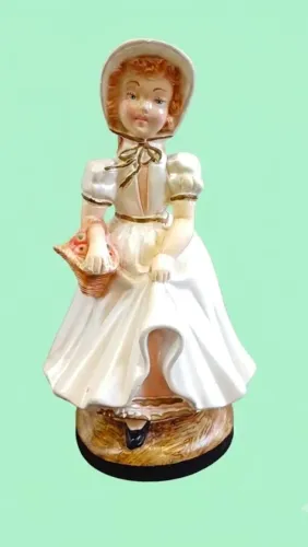 Escultura de Dama Romântica em Resina, Elegância Bucólica e Detalhes Clássicos, Anos 80