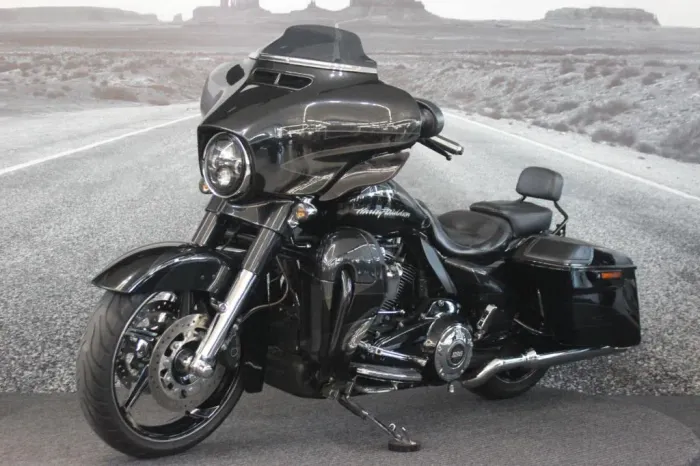 HARLEY-DAVIDSON CVO STREET GLIDE FLHXSE 2017