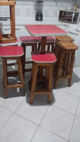Mesa com banquetas altas 