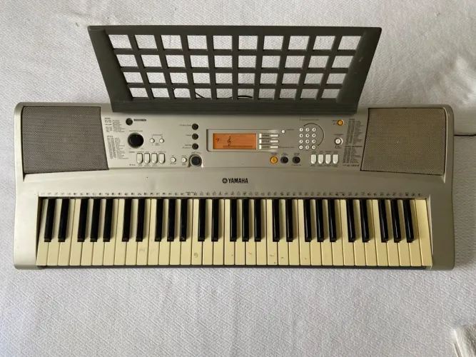 Teclado Yamaha Portatone Electronic Keyboard Modelo PSR-E 313, Leva Partitura