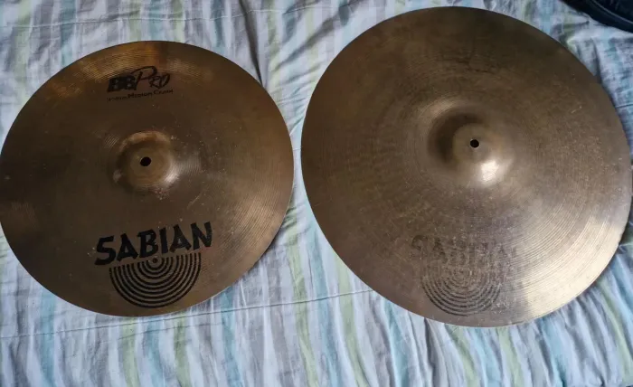 Vendo dois pratos sabian (crash de16 e um ride de 20)