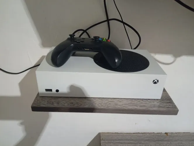 Vendo Xbox séries S na caixa ,troco por inferior com volta