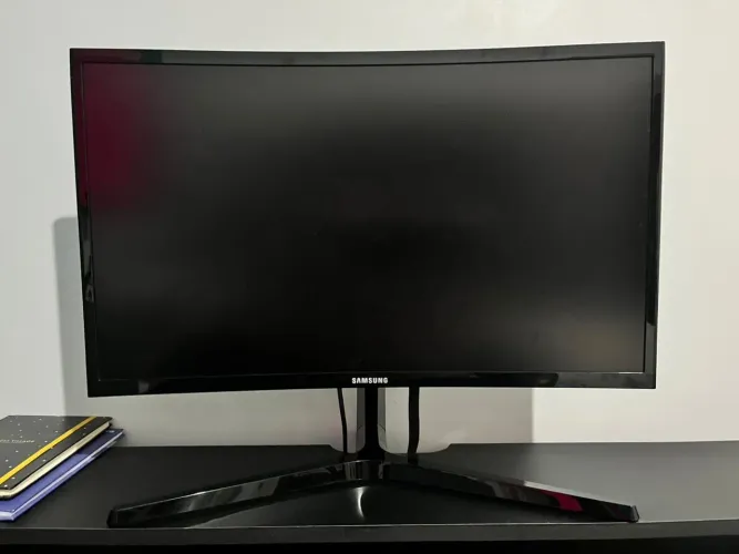 Monitor 24 polegadas com tela curvada Samsung.