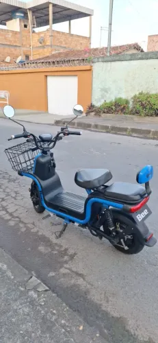 BEE U1 AZUL - SEMINOVA