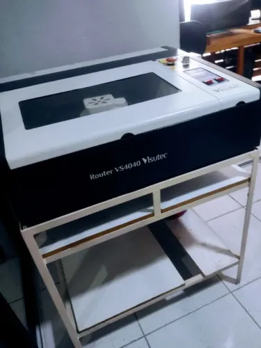 MÁQUINA DE CORTE A LASER 