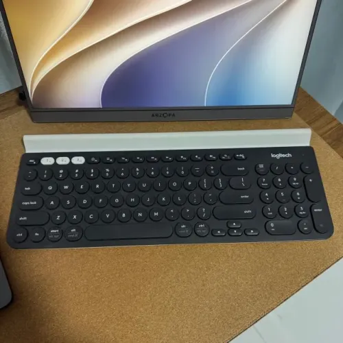 Teclado Logitech K780 com Suporte para Celular/Tablet e Numérico