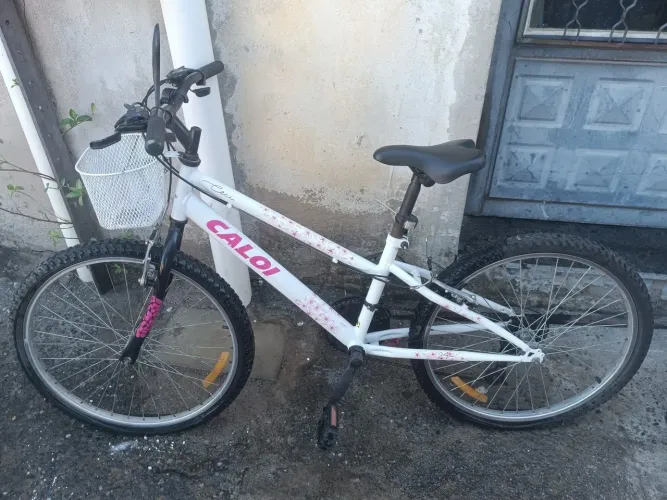 Bicicleta Caloi aro 24 branca com marchas e cestinha