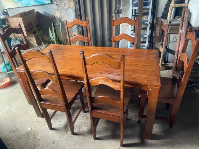 Mesa de madeira com 6 cadeiras
