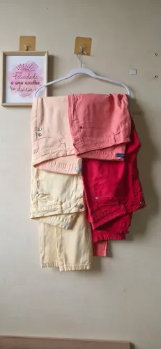 Vende calças jeans coloridas da Renner e Marisa no 46, 50 reais cada.