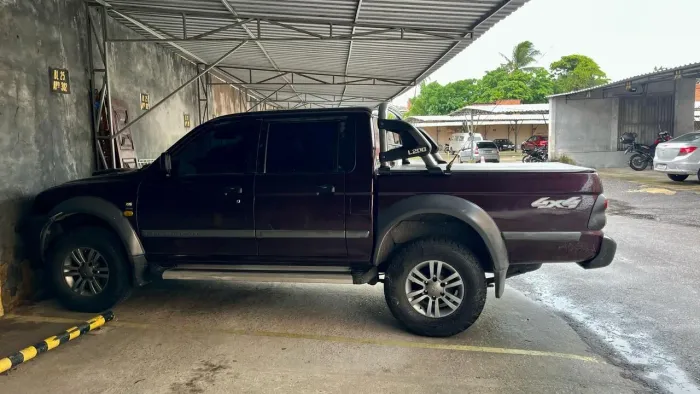 PICAPE MITSUBISHI L200 SPORT TRAÇÃO 4X4 AR CONDICIONADO VIDROS ELÉTRICOS RODAS LIGA LEVE