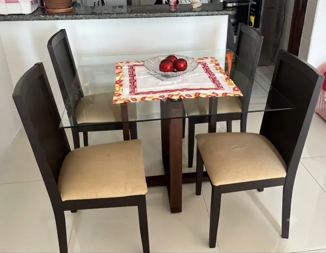 MESA QUADRADA DE MADEIRA