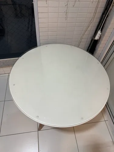 Mesa redonda de madeira com tampo de vidro